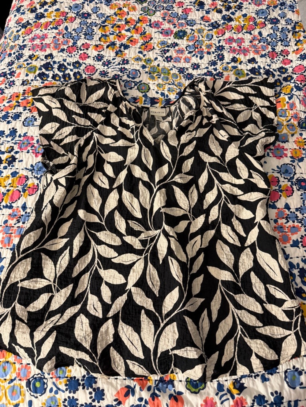 Black & White Leaf-Print Short Sleeve Women's Top